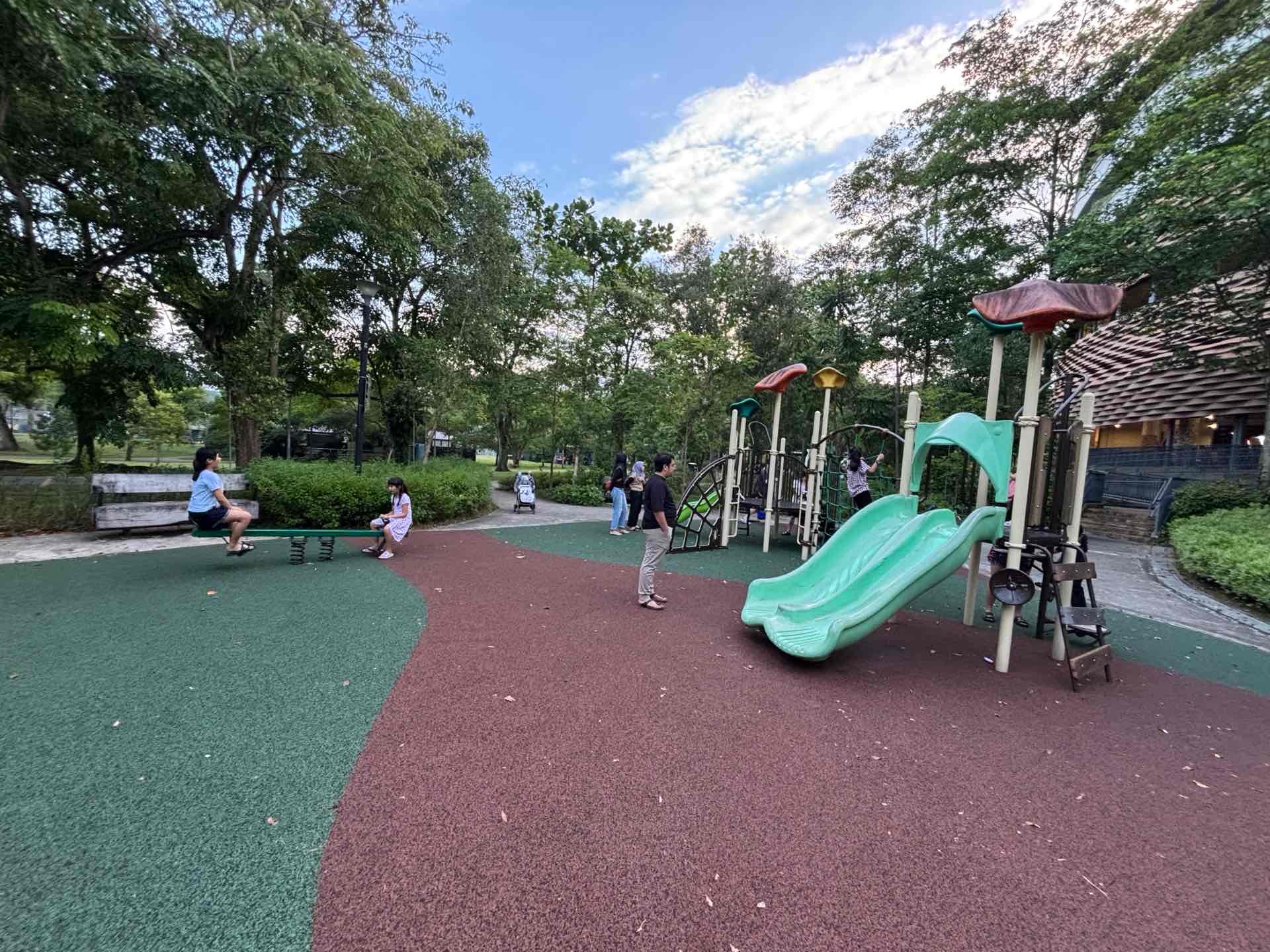 Pasir Ris Central Hawker Centre Playground - Photo 2